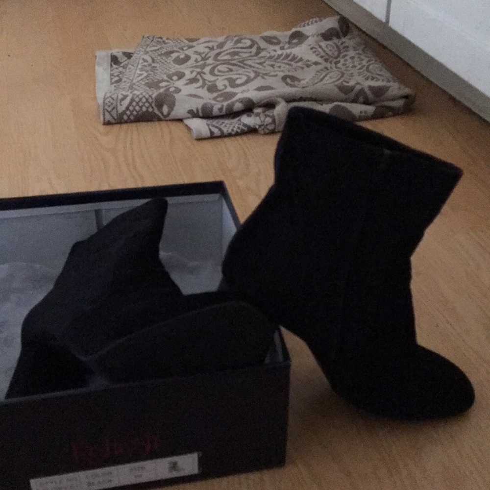 Ankle suede blank boots with edging in suede.